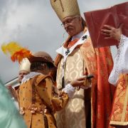 Kráľovič prijíma meč z rúk ostrihomského arcibiskupa